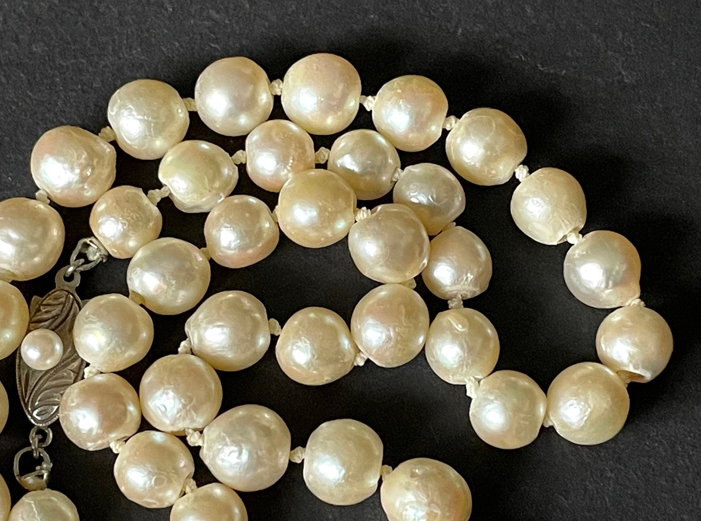 Antique real cultured pearl necklace, large and graduated in size, hand-knotted, in jeweller's box, pretty sterling silver clasp 30 grams