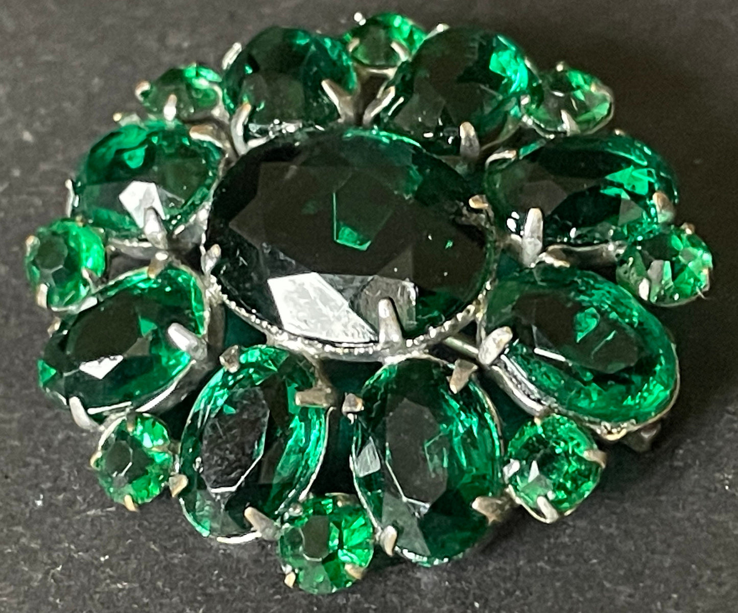 Vintage Art Deco deep emerald green glass rhinestone, open-backed, silver tone brooch pin, stunning vibrant colour