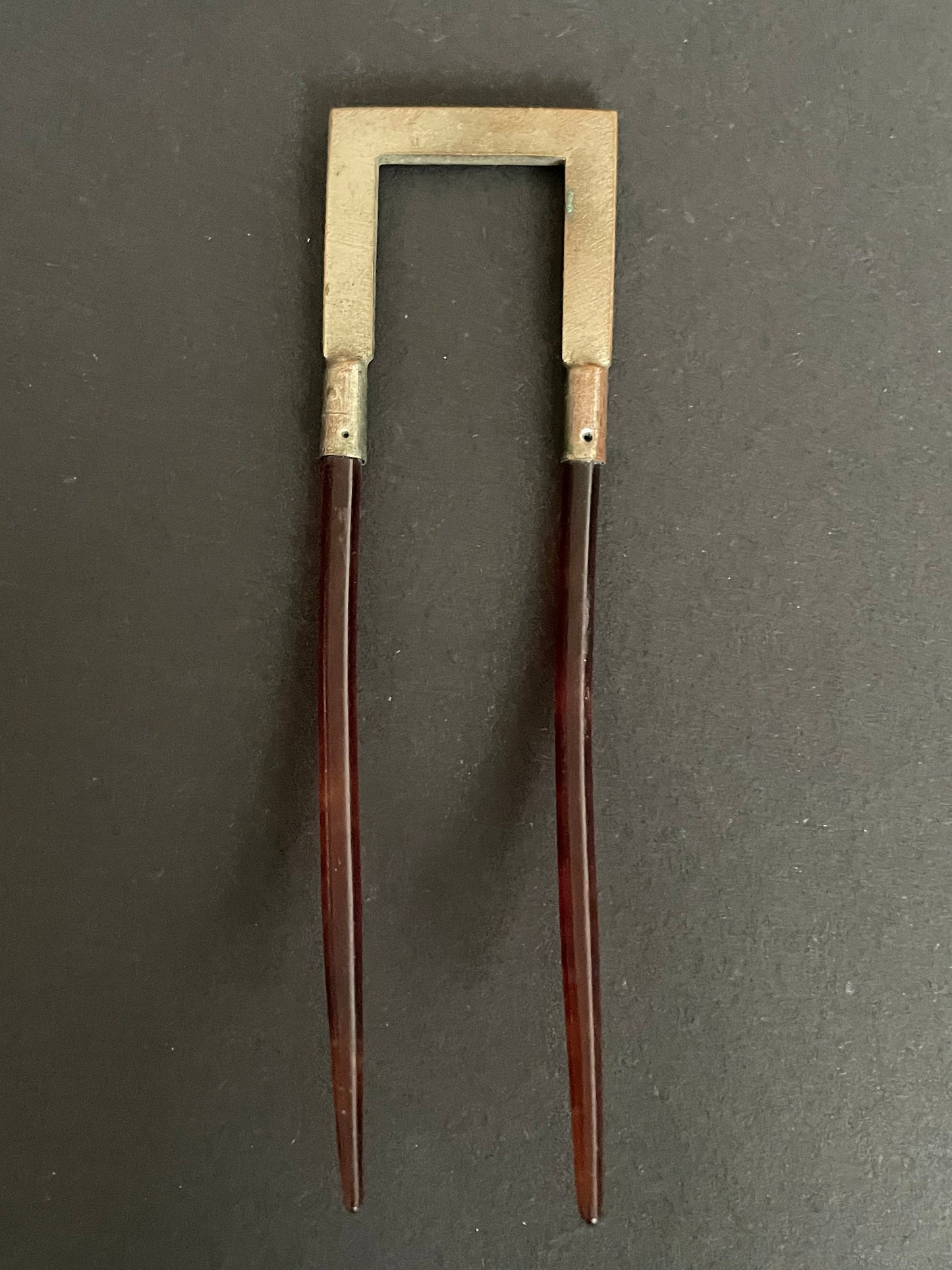 Large vintage Art Deco or Edwardian faux tortoiseshell celluloid / galalith hair adornment, geometric rhinestone and double prongs