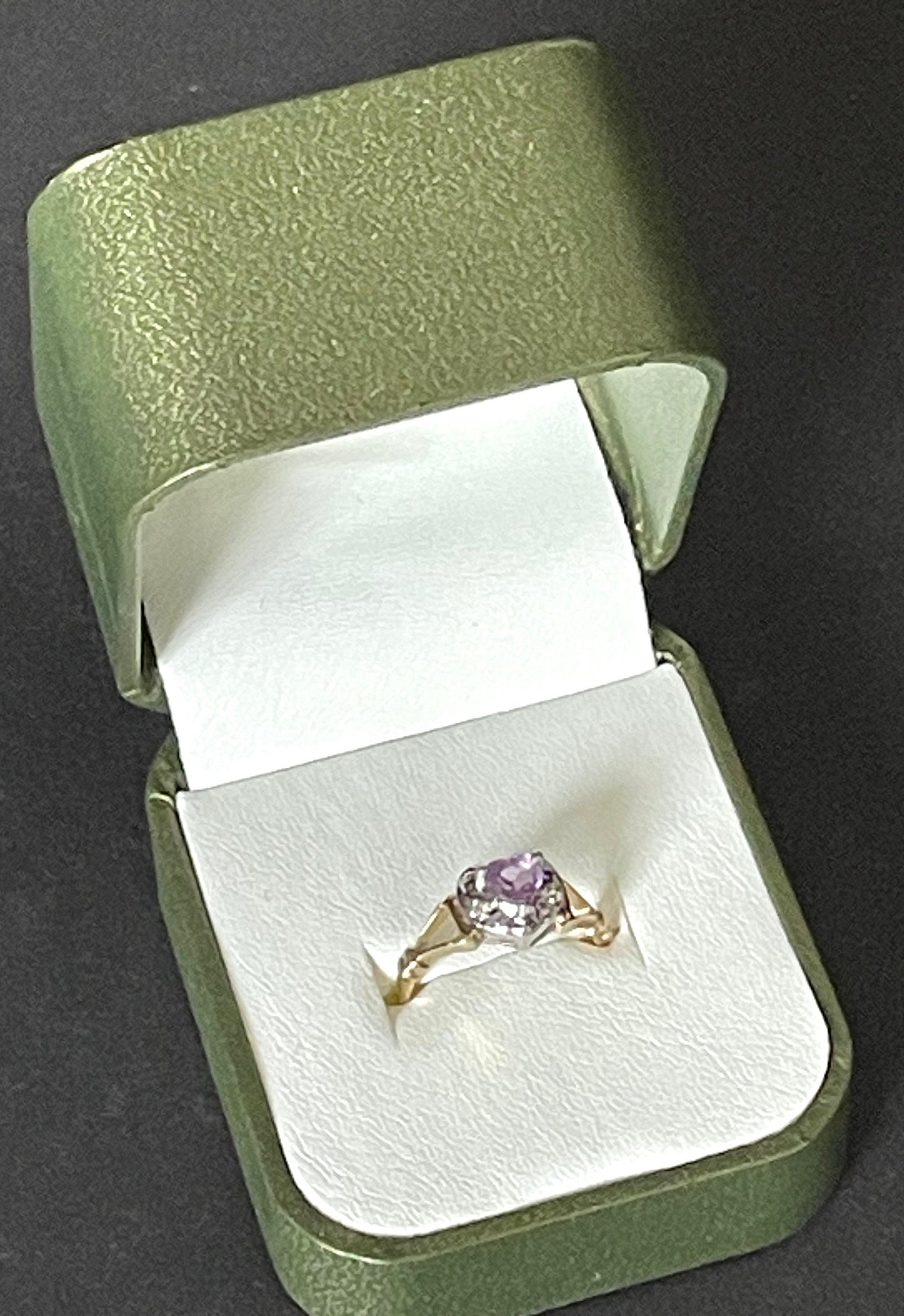 Vintage 9ct gold, heart shaped purple amethyst ring, stamped 9ct, UK size M US size 6 European size about 53