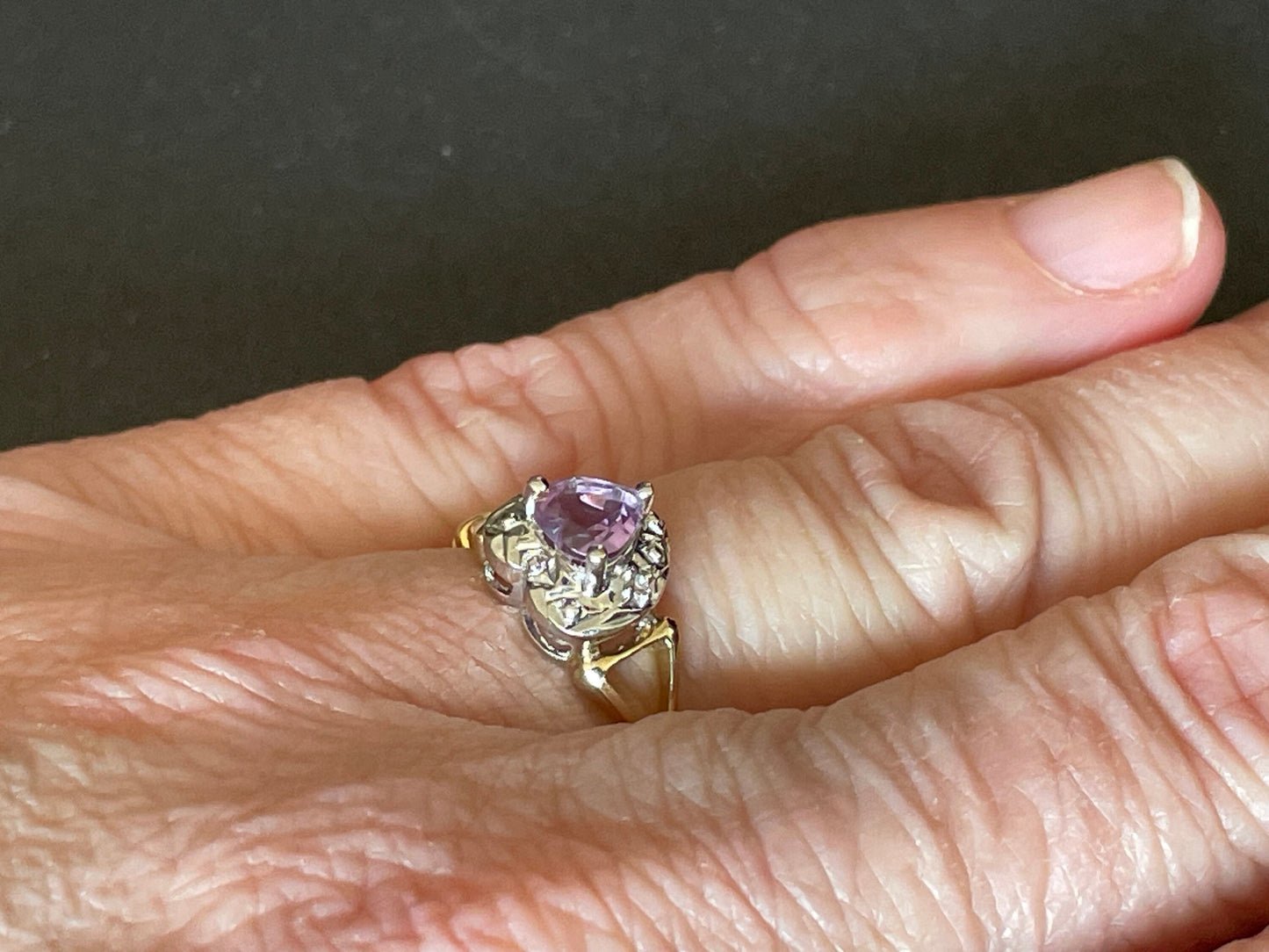 Vintage 9ct gold, heart shaped purple amethyst ring, stamped 9ct, UK size M US size 6 European size about 53